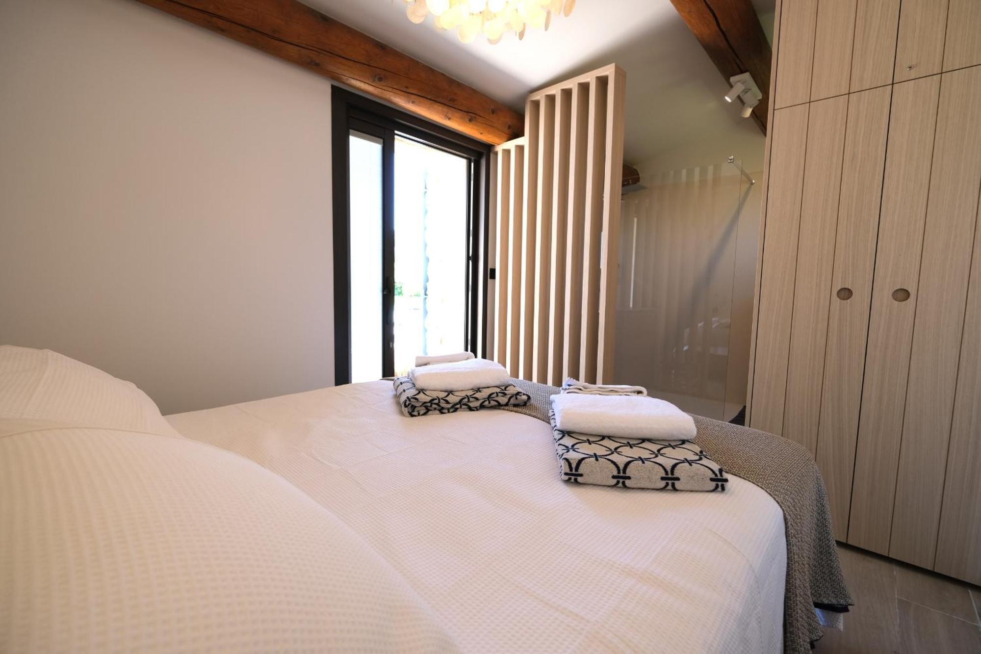 Provencal House With Heated Pool, View Of The Luberon In Robion - Accommodates 12 People. Exterior photo