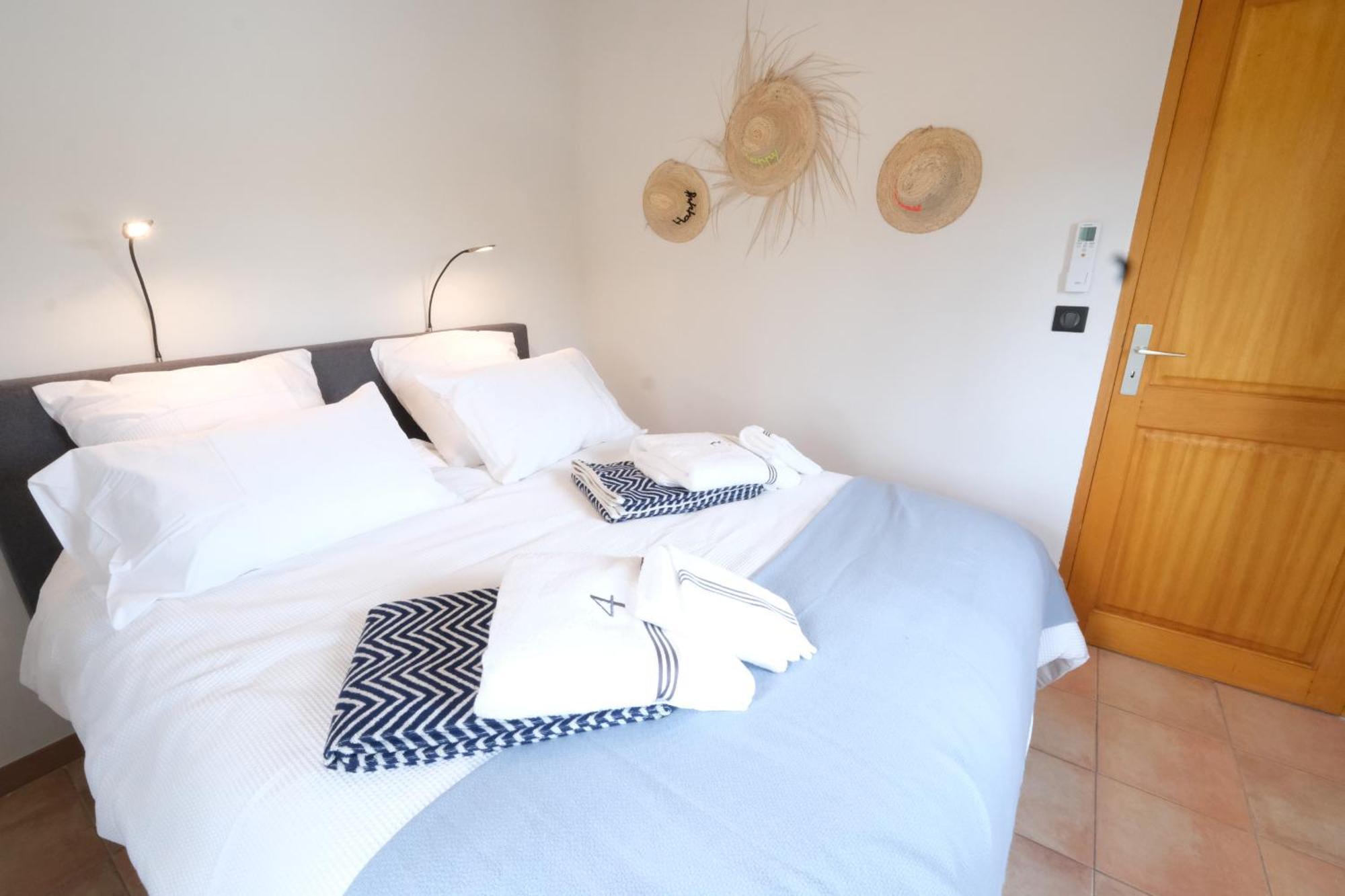 Provencal House With Heated Pool, View Of The Luberon In Robion - Accommodates 12 People. Exterior photo
