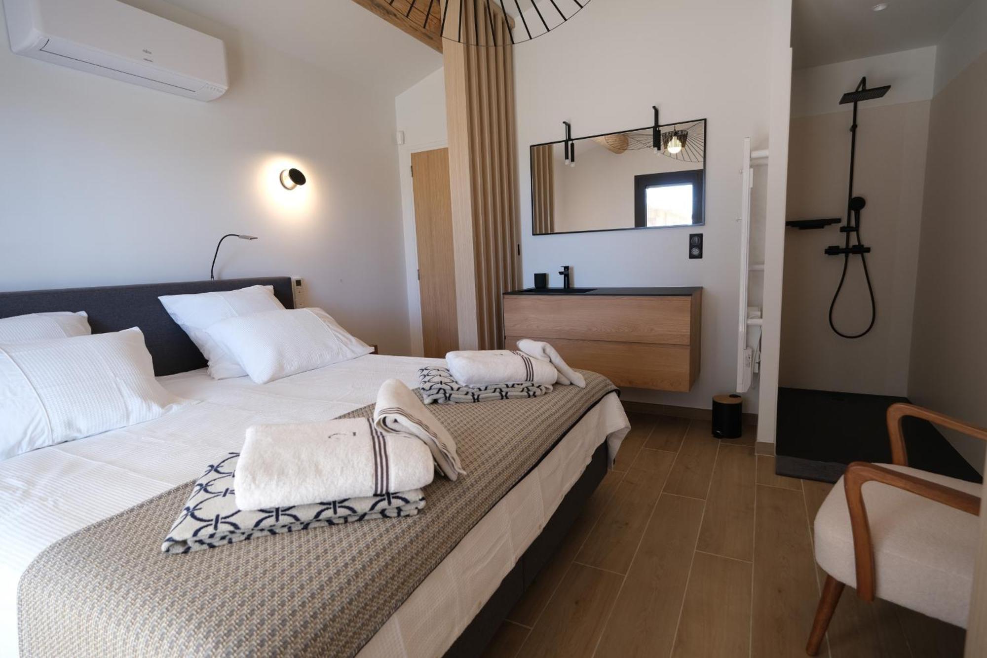 Provencal House With Heated Pool, View Of The Luberon In Robion - Accommodates 12 People. Exterior photo