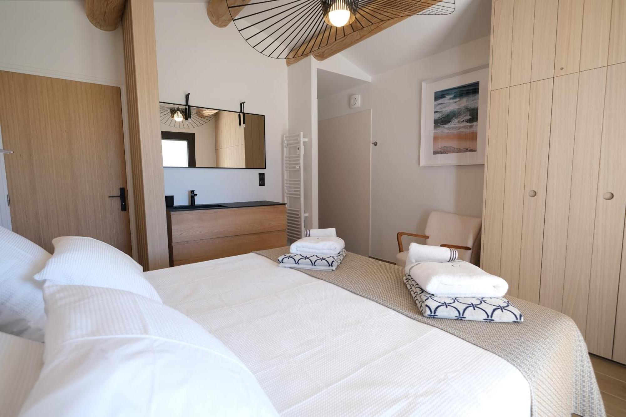 Provencal House With Heated Pool, View Of The Luberon In Robion - Accommodates 12 People. Exterior photo
