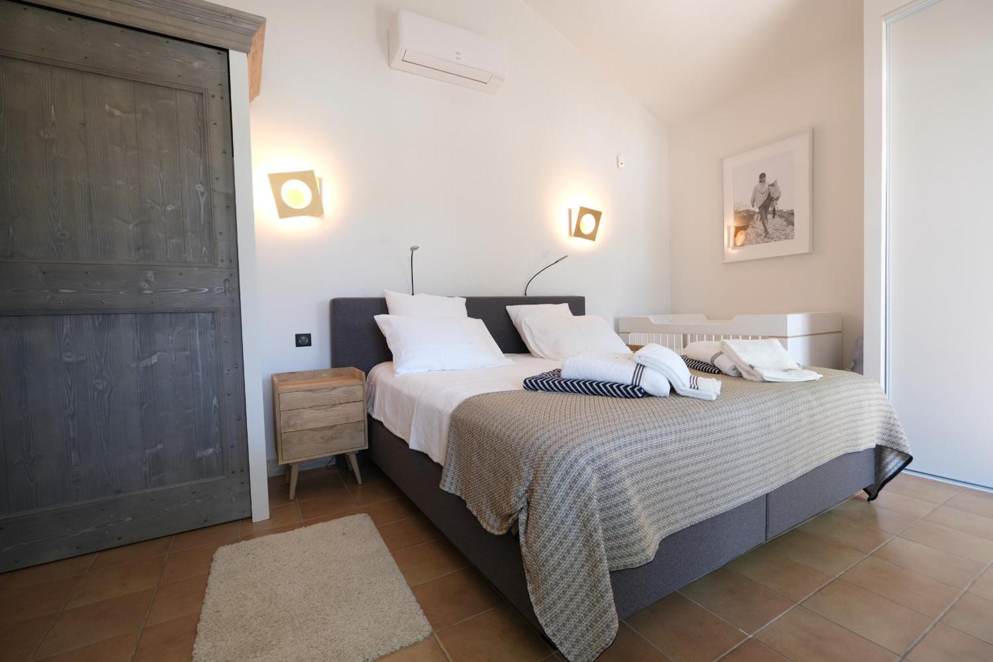 Provencal House With Heated Pool, View Of The Luberon In Robion - Accommodates 12 People. Exterior photo